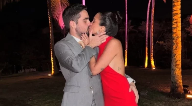 joao-silva-filho-de-faustao-posa-aos-beijos-com-nova-namorada-na-bahia-78bda31e-e82a-41f3-8c16-0fb155e735d4.jpg.webp