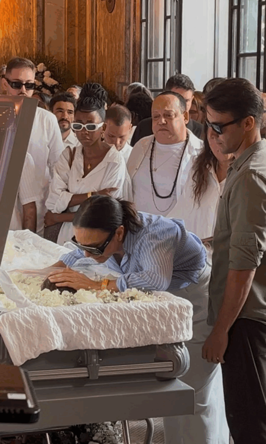 Ivete-Sangalo-no-velorio-de-Preta-Gil-3.png
