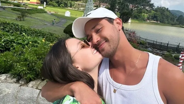 Larissa-Manoela-e-Andre-Luiz-Frambach-curtem-mini-lua-de-mel-1-e1703191809651.webp