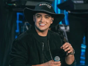 Uma-e-Quinze-da-Manha_-Natanzinho-Lima-conquista-o-Top-1-do-Spotify-com-sucesso-1.webp
